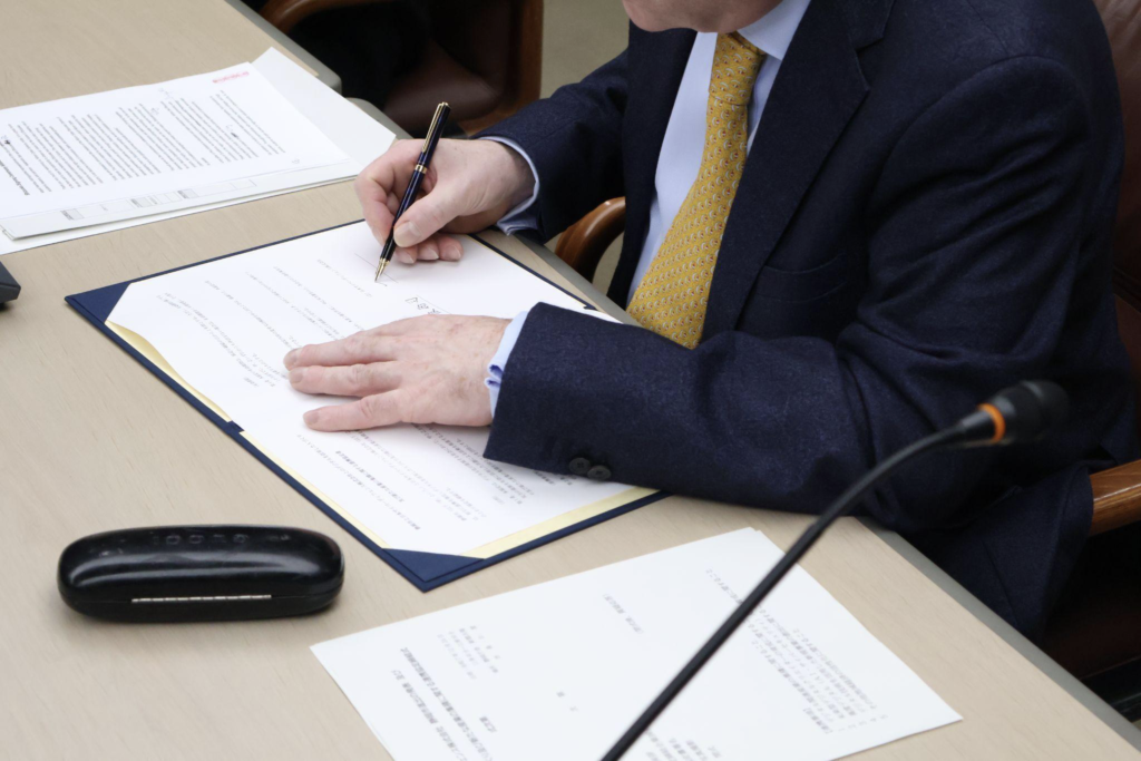 世界的サイバーセキュリティ企業が静岡市へ日本サイバーディフェンスとの連携協定を締結している様子