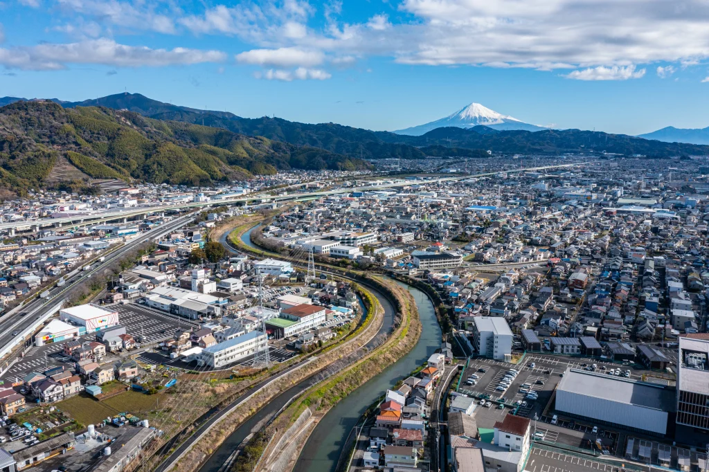 工場が位置する静岡市のまちなみ。遠方に富士山をのぞむ。