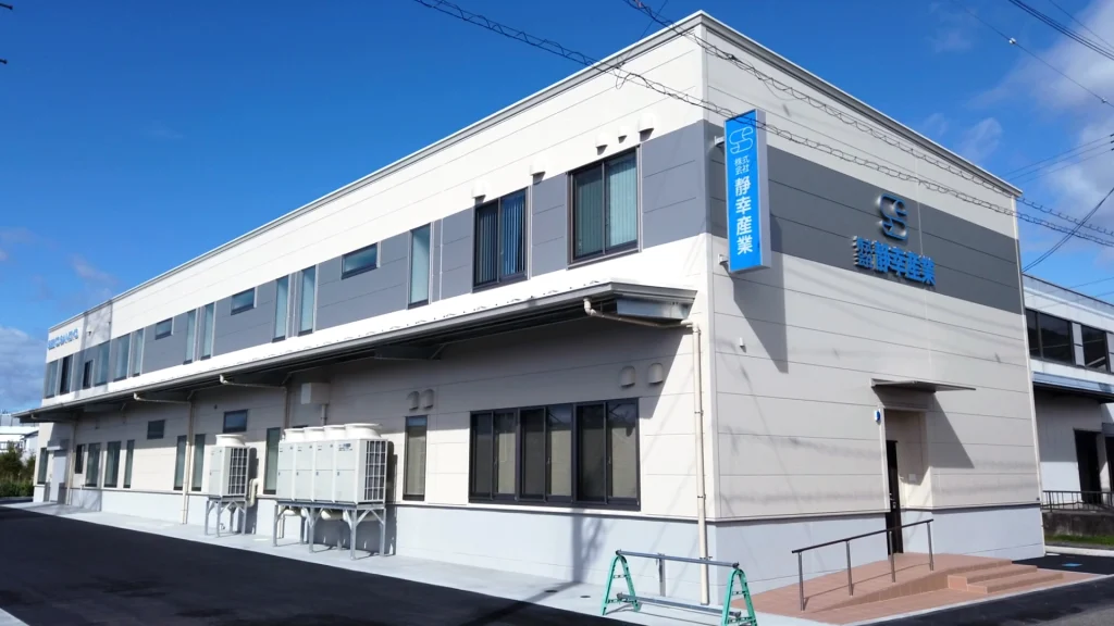 室外機は高い台の上に設けられている